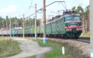 Сотни жителей в буквальном смысле идут на риск, пересекая железную дорогу по тропинке в районе Первомайки