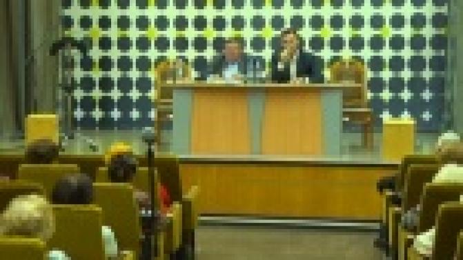 Больше сотни первоуральцев смогли лично задать свои вопросы Алексею Дронову