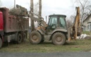 Жители Билимбая привели в порядок территорию вокруг детской площадки