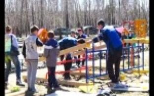 Программу по установке детских площадок в Первоуральске активно выполняют