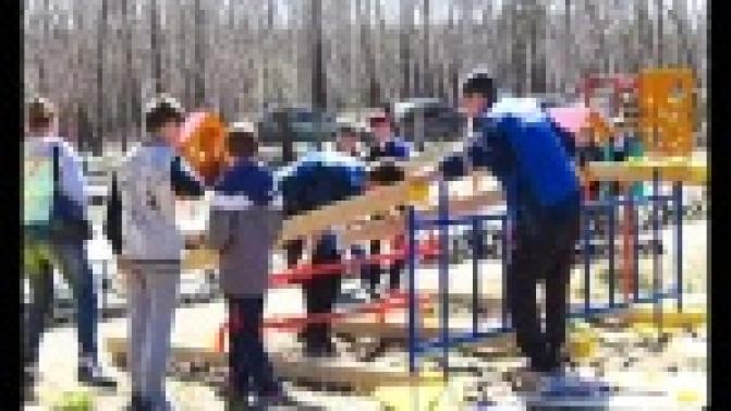 Программу по установке детских площадок в Первоуральске активно выполняют