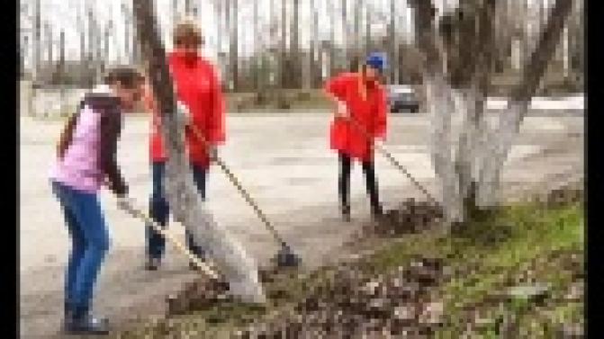 Сделать зарядку и привести в порядок стадион решили сотрудники муниципального учреждения "Старт"