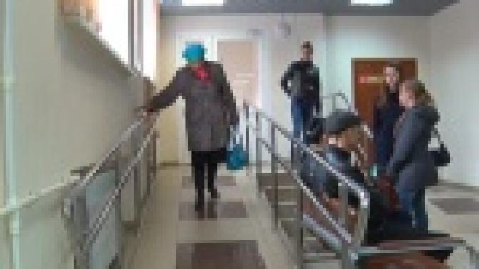 Проверили крыльцо, двери и даже полы