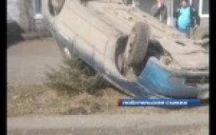 Сделал "уши". Нетрезвый таксист перевернулся в одном из первоуральских дворов