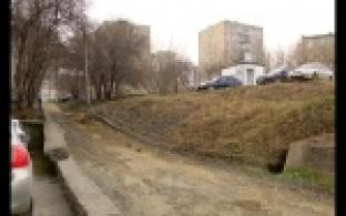 Жители одного из дворов Первоуральска выходят на улицу, словно на полосу препятствий