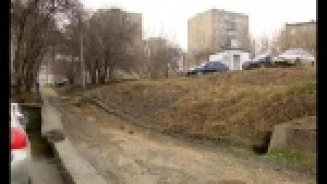 Жители одного из дворов Первоуральска выходят на улицу, словно на полосу препятствий