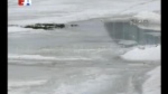 Лёд на городском пруду с каждым днём становится всё тоньше