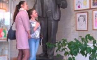 Дети новотрубников рисовали портреты родных людей