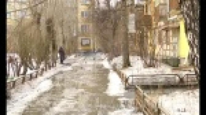 Не ударить лицом в грязь, причем в прямом смысле, ежедневно пытаются жители одного из первоуральских дворов.