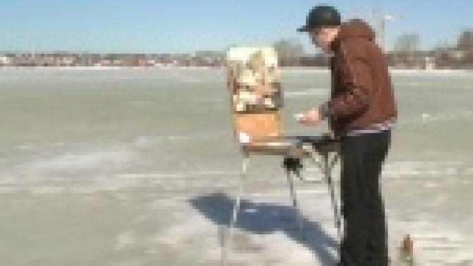 Первоуральский художник, пренебрегая предупреждениями спасателей, уже несколько дней выходит на лёд пруда