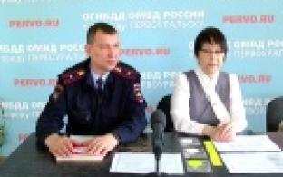 Чтобы пешеходов было лучше видно на темной дороге.