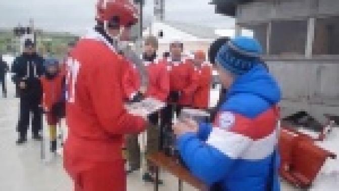 Хоккеисты Уральского Трубника встретились на льду с болельщиками