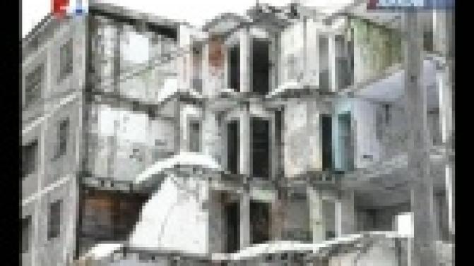 Утеплят стену и демонтируют то, что осталось от подъезда.