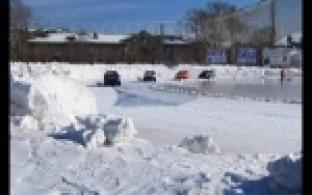 Центральный стадион Первоуральска стал ареной для автомобильных гонок на льду.