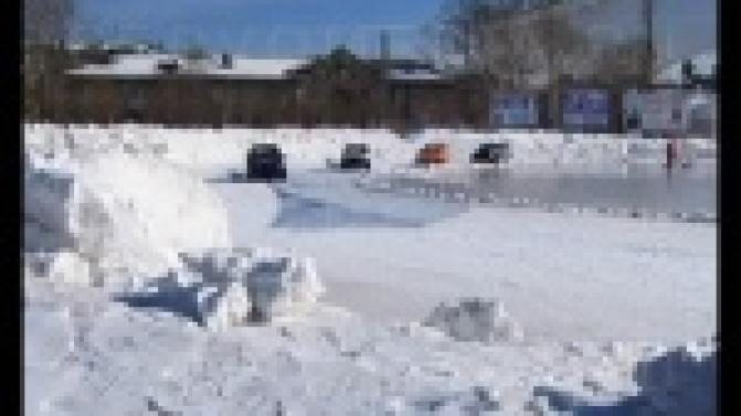 Центральный стадион Первоуральска стал ареной для автомобильных гонок на льду.