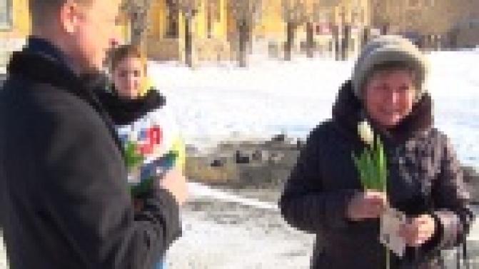 Цветы дамам дарили на улицах города в международный женский день