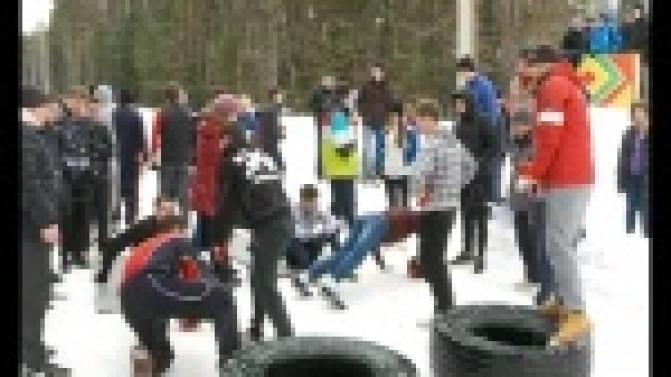 Первоуральские студенты плавают, бегают на лыжах и стреляют по специальным мишеням из спортивных винтовок.