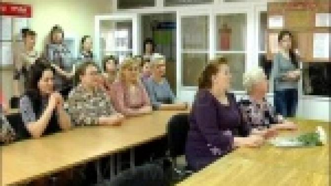 Пока их сыновья отдают долг Родине, сами они получают благодарности за правильное воспитание.