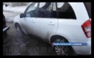 Заложниками коммунальной аварии стали сегодня сразу несколько автомобилей.