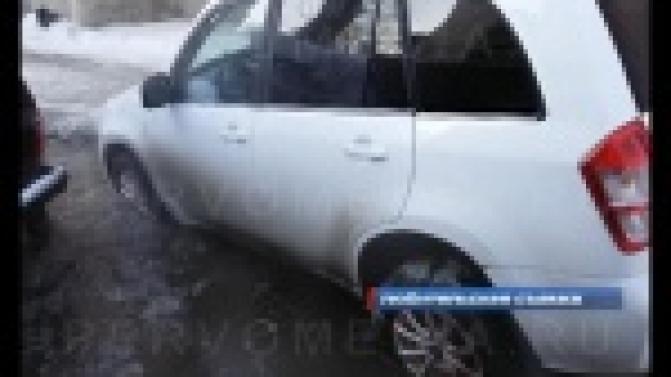 Заложниками коммунальной аварии стали сегодня сразу несколько автомобилей.