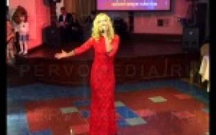 Участницы конкурса красоты "Миссис Первоуральск" соревнуются в конкурсе вокальном.