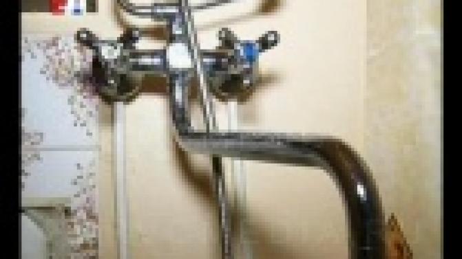 А вот первоуральская пенсионерка Александра Кропотова сбилась с ног, разыскивая слесарей, которые проводили ремонтные работы в её квартирах.