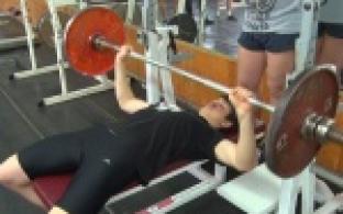 Горожане поучаствовали в соревнованиях по жиму со штангой лежа