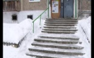 Жители одного из многоквартирных домов не могут найти общий язык с коммунальщиками.