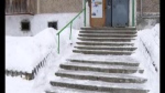 Жители одного из многоквартирных домов не могут найти общий язык с коммунальщиками.