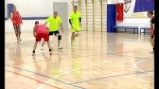 Первоуральские полицейские решили сыграть в футбол.