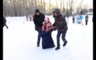 Ученики десятой школы вместе с родителями и педагогами соревнуются в зимних стартах.