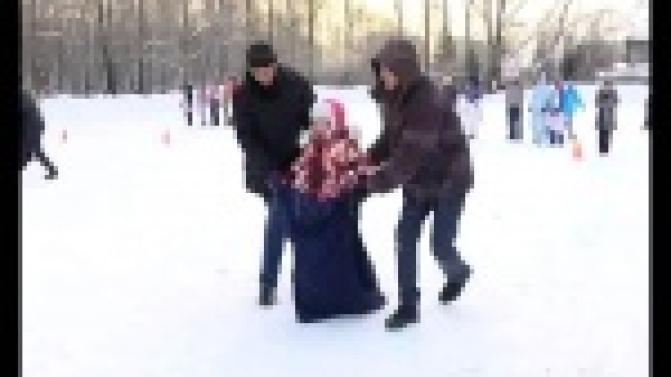 Ученики десятой школы вместе с родителями и педагогами соревнуются в зимних стартах.