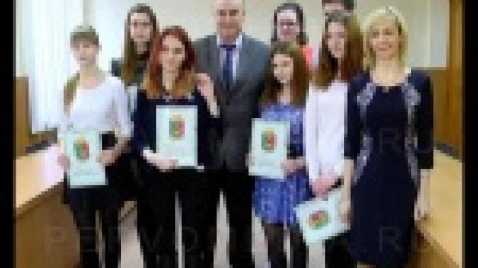 Самым активным школьникам и студентам глава Первоуральска сегодня вручил благодарственные письма