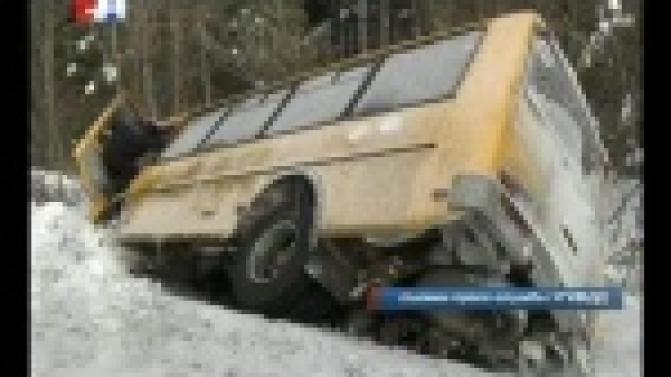 Автобус с детьми угодил в кювет из-за гололёда.