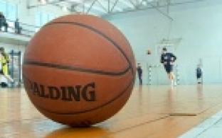 На стадионе Хромпик провели девятый тур открытого турнира Первоуральска по баскетболу