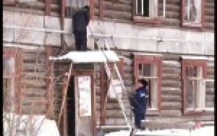 В Первоуральске начали сносить расселённые дома.