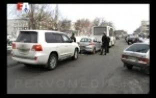 В центре Первоуральска столкнулись две иномарки и рейсовый автобус.