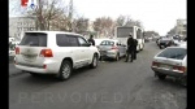 В центре Первоуральска столкнулись две иномарки и рейсовый автобус.