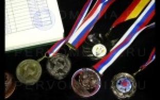 Плавание, бег, катание на горных лыжах и прыжки с парашютом.