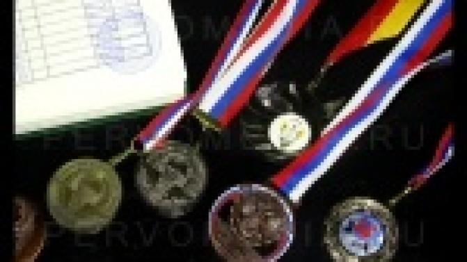 Плавание, бег, катание на горных лыжах и прыжки с парашютом.