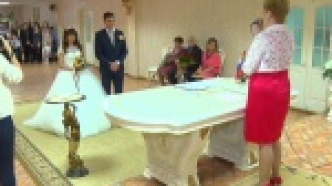 У сотрудников ЗАГСа - профессиональный праздник