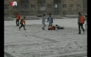 Спорт, в котором мяч толкают ногами.