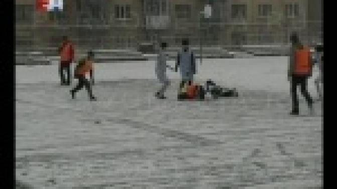 Спорт, в котором мяч толкают ногами.