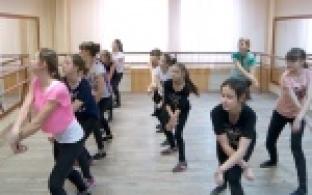 После уроков в танцевальный зал