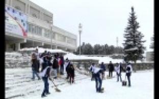 Студенты Металлургического колледжа очистили от снега территорию Дворца водных видов спорта.