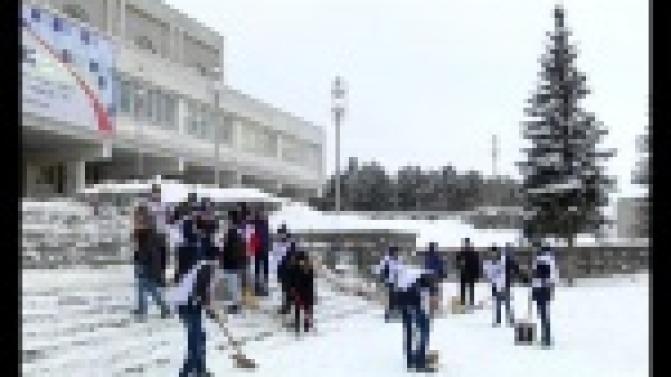 Студенты Металлургического колледжа очистили от снега территорию Дворца водных видов спорта.