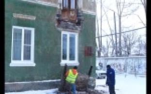 Тяжёлая железобетонная конструкция упала прямо на пешеходную дорожку.