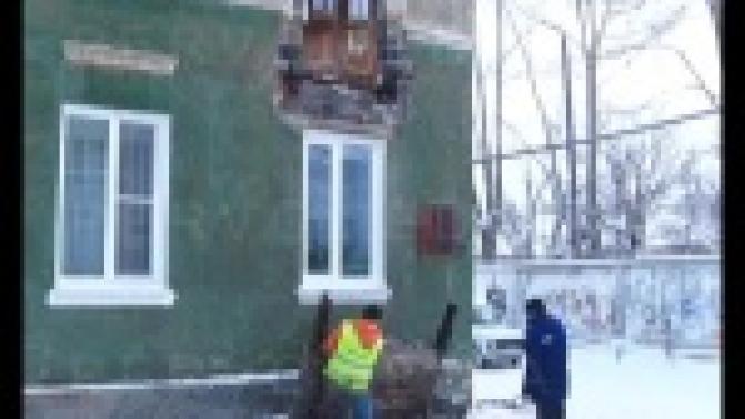 Тяжёлая железобетонная конструкция упала прямо на пешеходную дорожку.