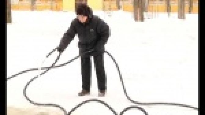 Сыграть в хоккей и просто покататься на коньках.