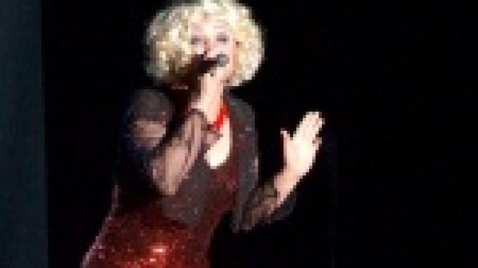 Одним мешали каблуки, других смущали усы